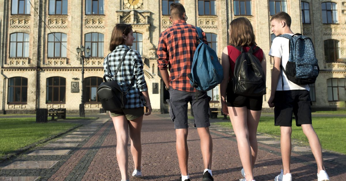 Mii de studenți din România, afectați de scandalul burselor din Marea Britanie