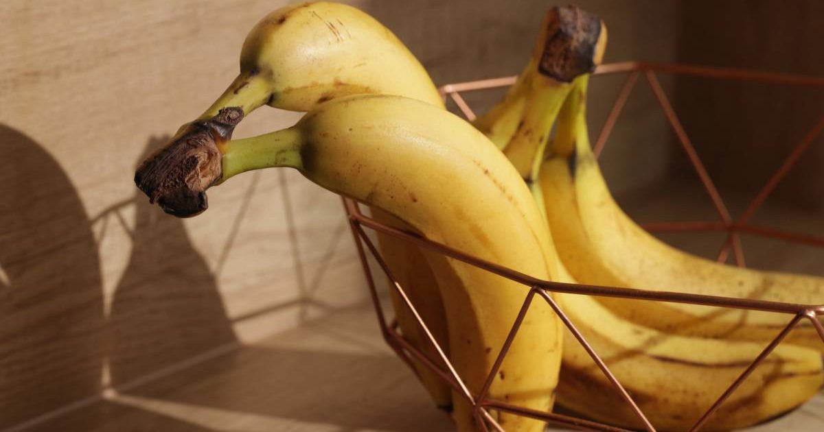 De ce NU mai ține banane în bol: Trucul genial să reziste mai mult