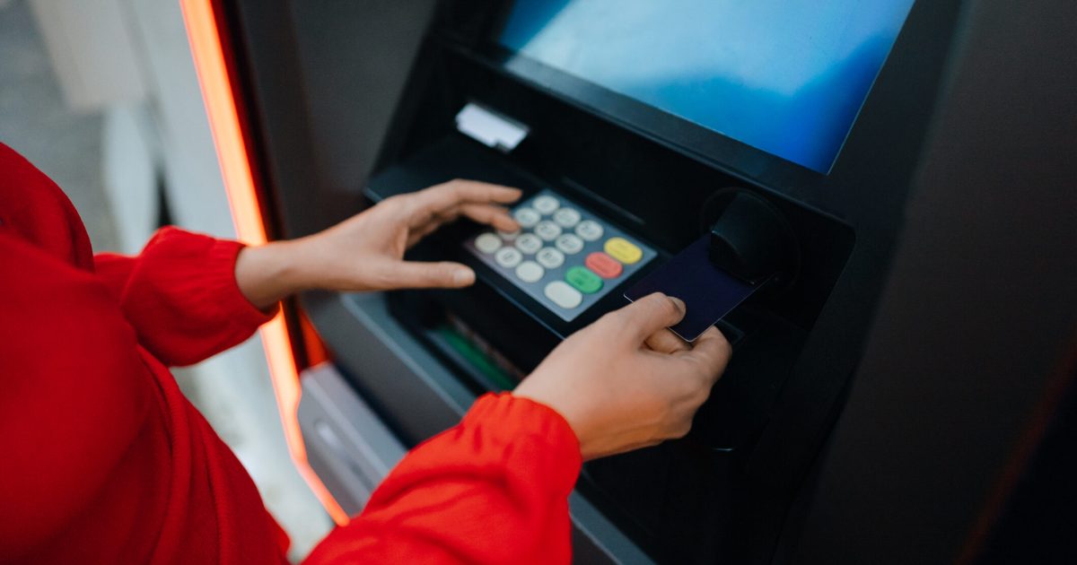 Blocaj financiar major: Bani blocați la bancă. Românii, fără acces la cash