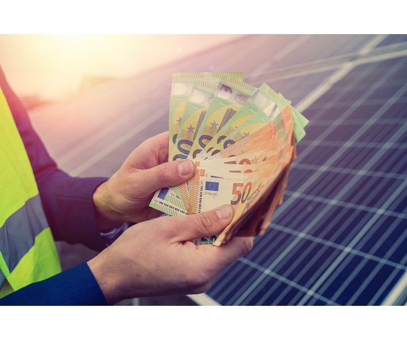 Înscrieri la fonduri europene pentru ferme și fabrici: Panouri solare cu finanțare de până la 20 de milioane de euro Fermierii și antreprenorii români din sectorul agroalimentar vor putea beneficia de noi fonduri europene pentru a-și instala panouri solare