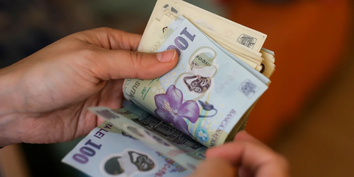 Profesorii primesc salariile mai repede în aprilie: Când intră banii în conturi, anunță ministerul