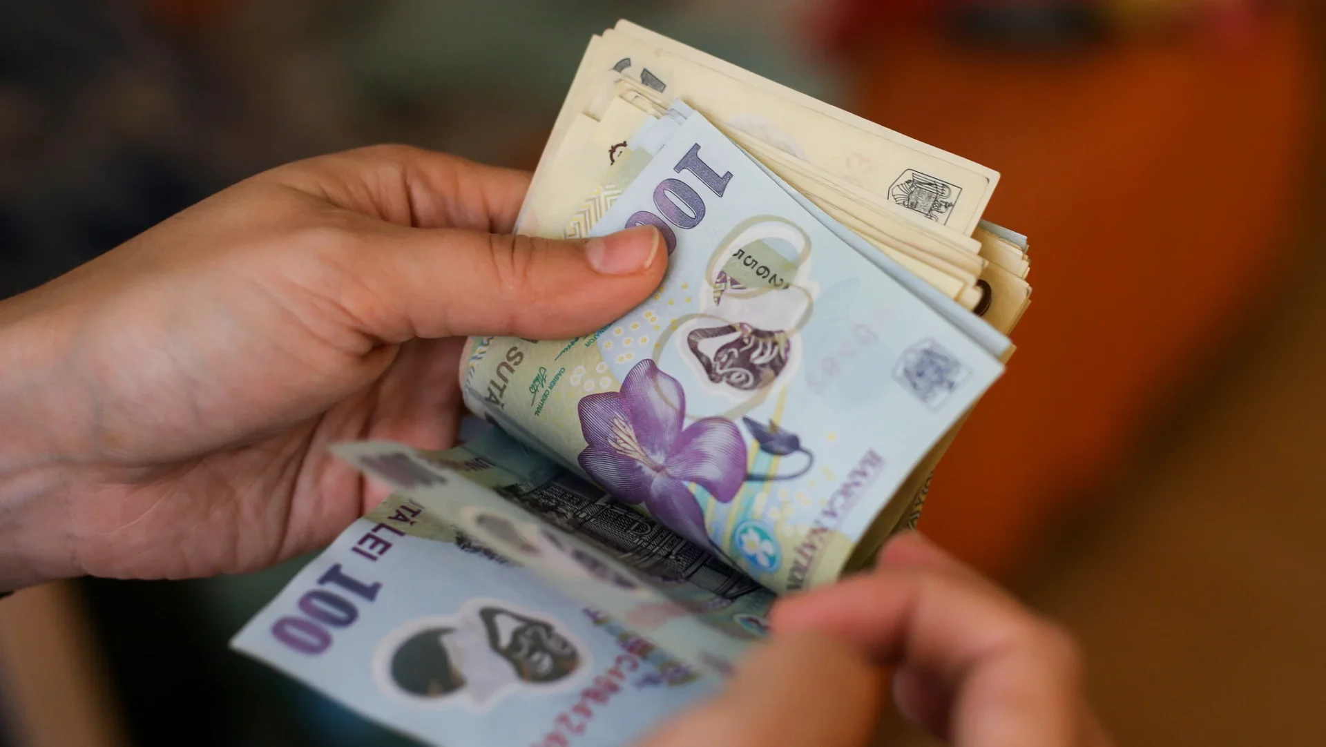Salariile profesorilor și ale angajaților din învățământ vor fi plătite în avans în luna aprilie, cu scopul de a facilita accesul la fonduri înainte de sărbătorile pascale