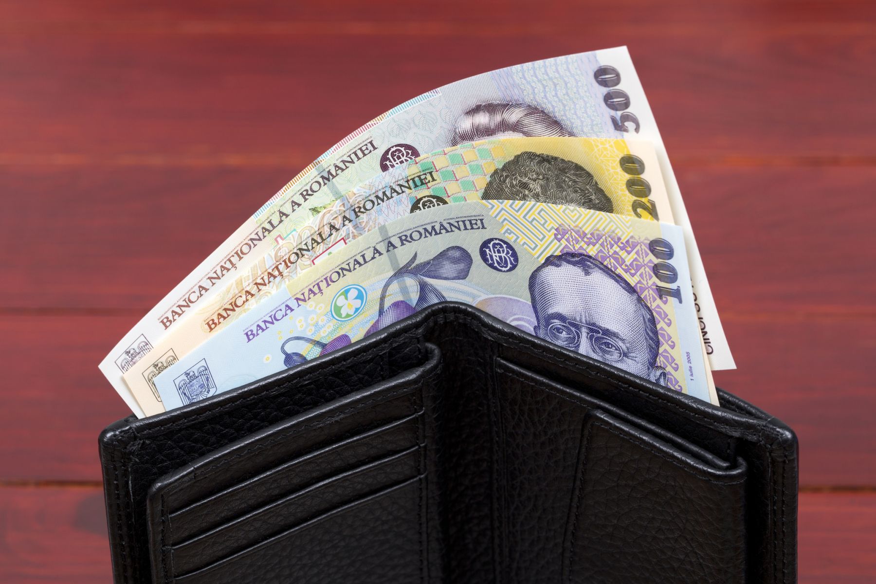 Economistul-șef al BRD, Florian Libocor, oferă sfaturi pentru a naviga prin apele tulburi ale economiei În contextul economic actual, marcat de instabilitate și incertitudine, economistul-șef al BRD, Florian Libocor, vine cu o serie de recomandări concrete pentru a face față provocărilor