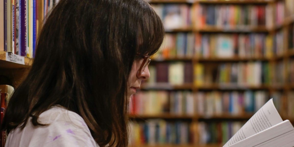 batch_Fata-Care-Citeste-Lectura-Biblioteca-Library-Adolescenta-eliott-reyna-kcT-7cirBEw-unsplash.jpg - NewsFactor