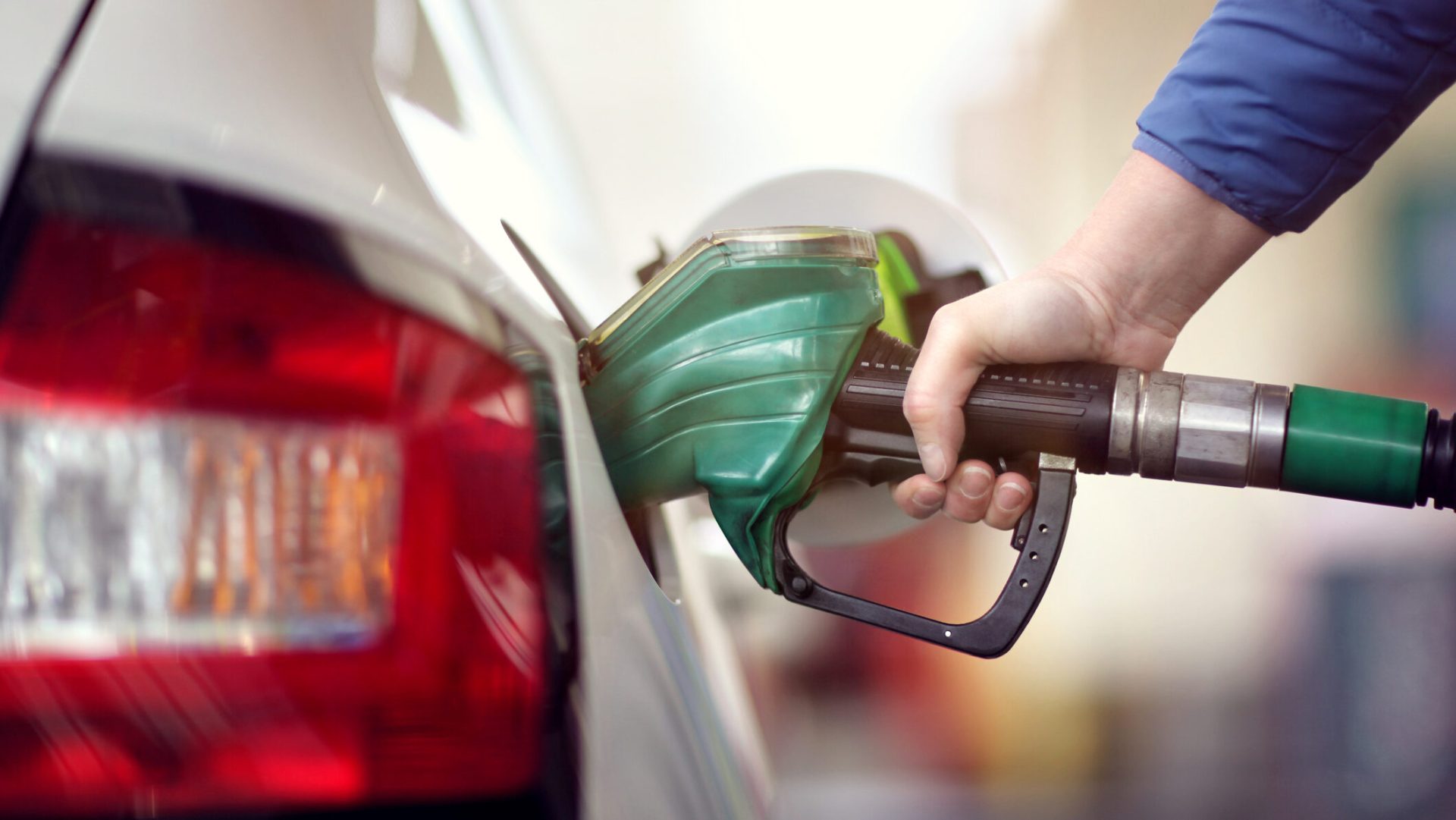 Economisește combustibil și bani: Sfaturi practice pentru șoferii români Economia de combustibil este o preocupare constantă pentru șoferii români, în contextul prețurilor ridicate la carburanți