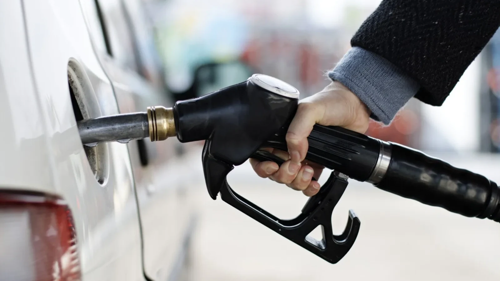 Șoferii din statul american Indiana vor beneficia de prețuri mai mici la combustibil în următoarele săptămâni, după ce guvernatorul Mike Braun a decis suspendarea unei taxe aplicate carburanților