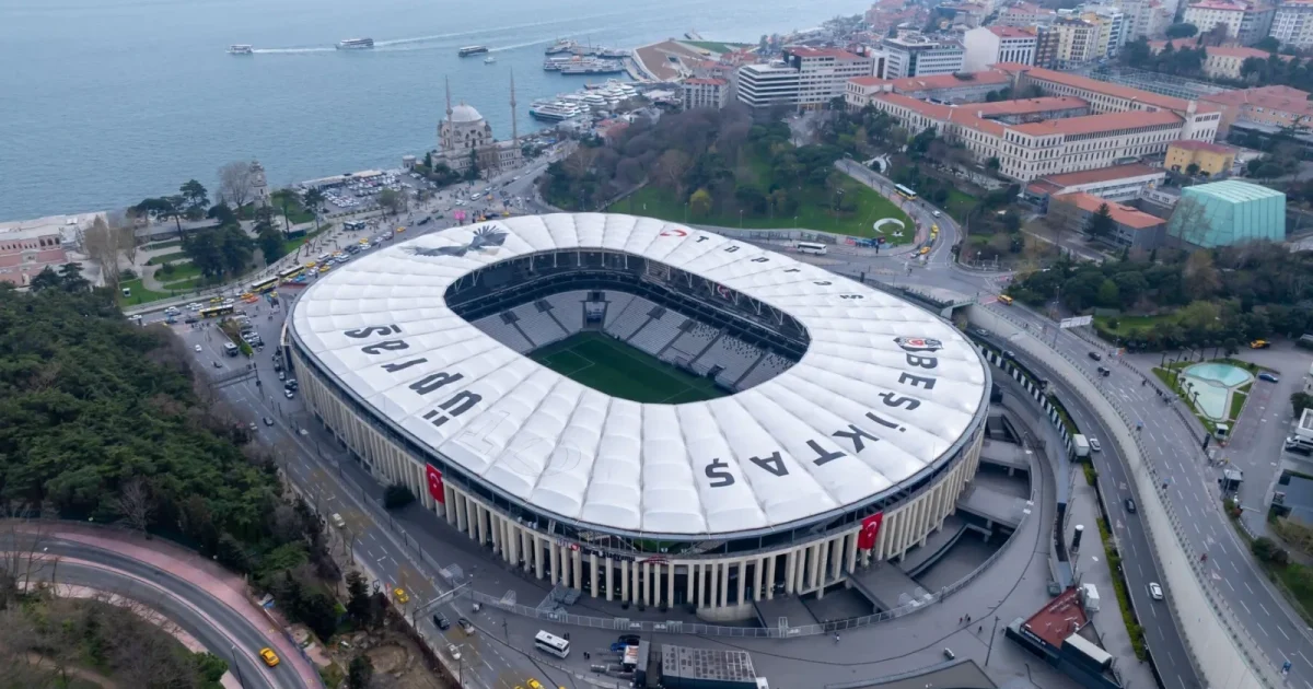 Beşiktaş, omagiu emoționant pentru Mircea Lucescu: „Nu te uităm, campionule!”