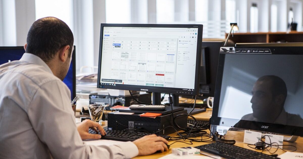 Alergia la muncă: Cauze, simptome și soluții. Ești și tu afectat?