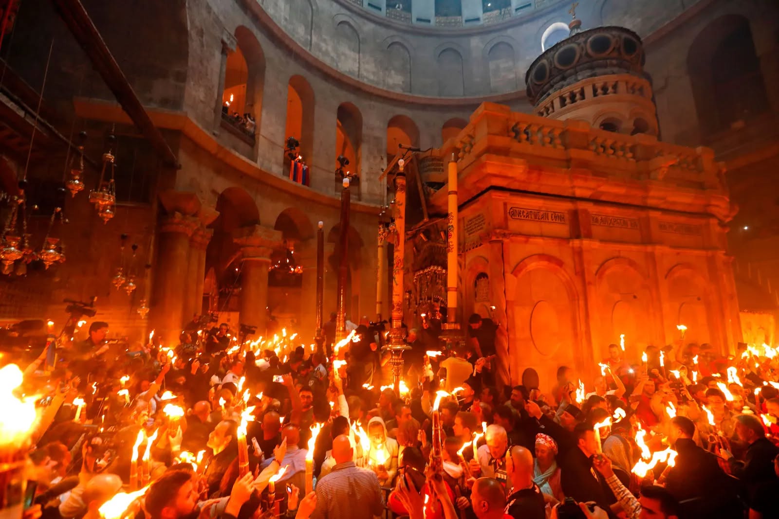 Biserica Sfântului Mormânt din Ierusalim își redeschide porțile după o lună și jumătate de restricții, oferind credincioșilor posibilitatea de a participa la ceremoniile pascale
