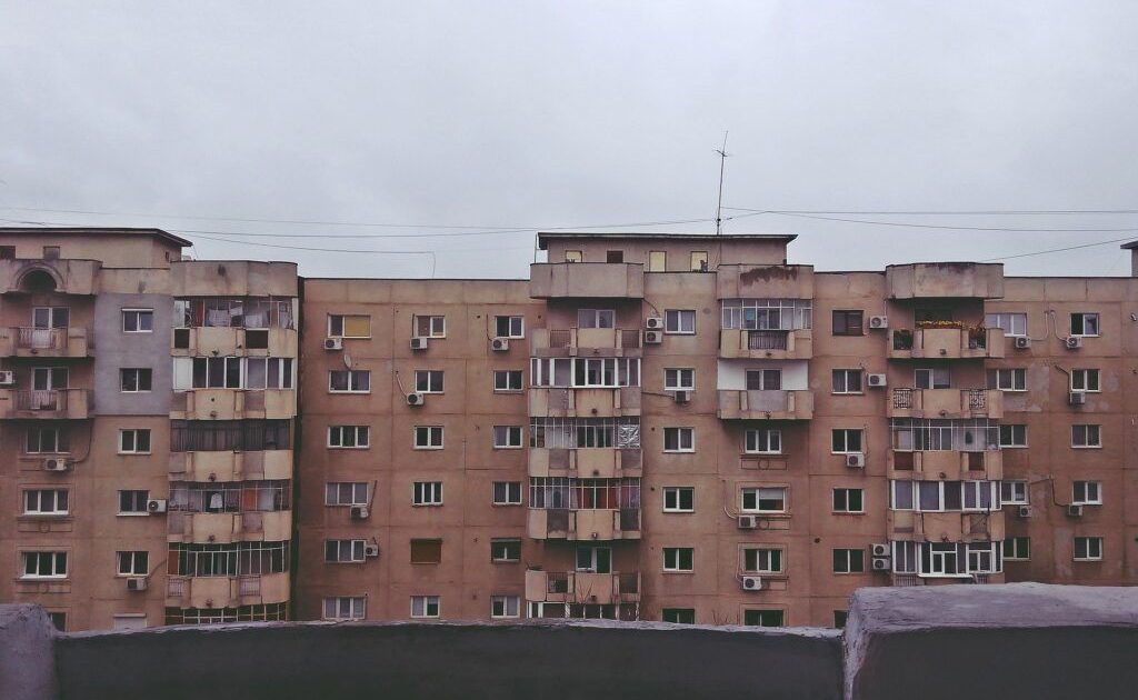 Blocurile, pericol public: Ce riscă românii față de vecini