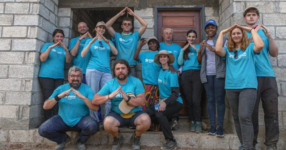 Românul care a ridicat o casă pentru bunica Estella din Zambia și cei 4 nepoți