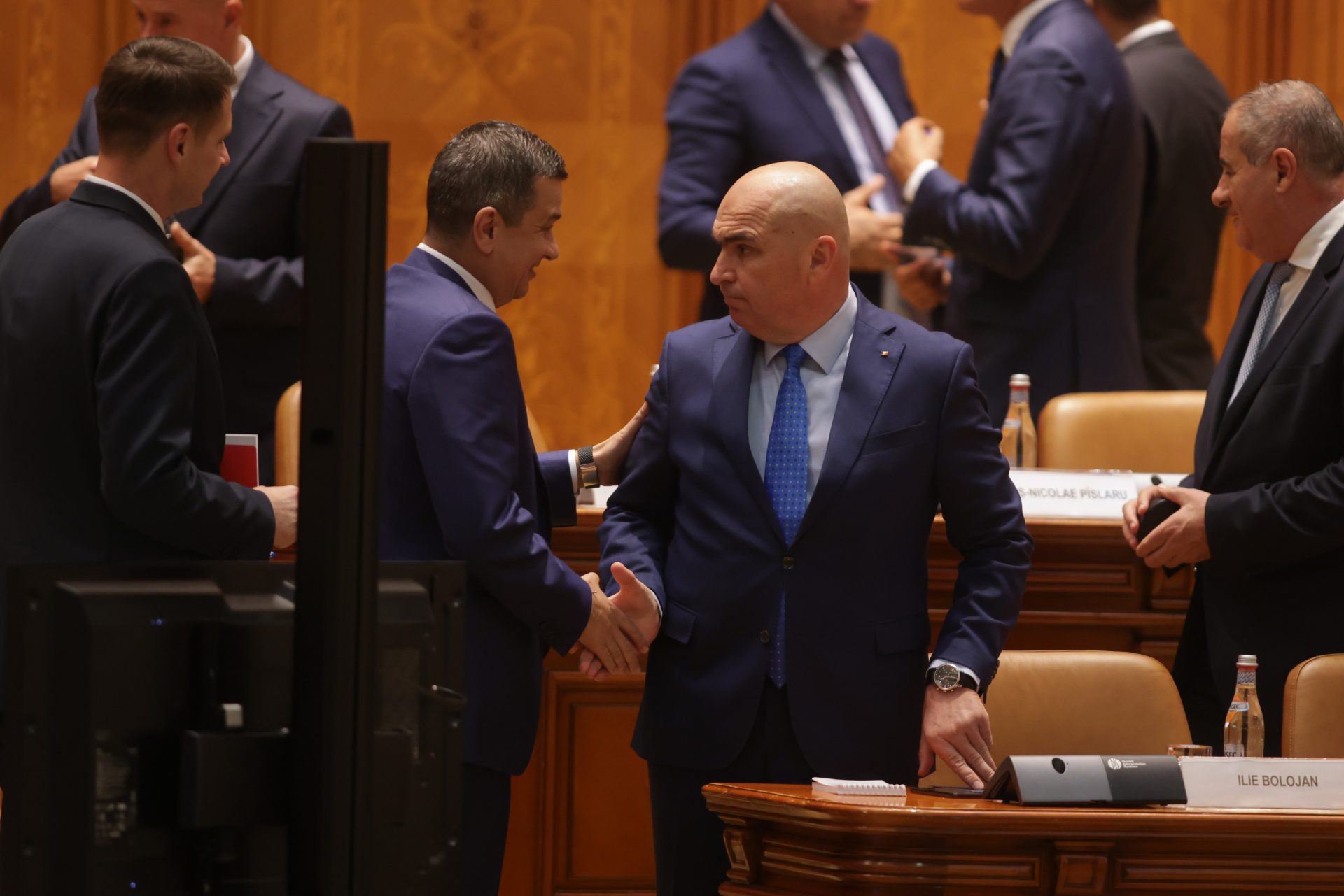 Bolojan avertizează asupra unei potențiale crize politice, în contextul tensiunilor cu PSD Premierul Ilie Bolojan nu exclude posibilitatea unei crize politice „în perioada următoare”, pe fondul tensiunilor crescânde cu Partidul Social Democrat (PSD)