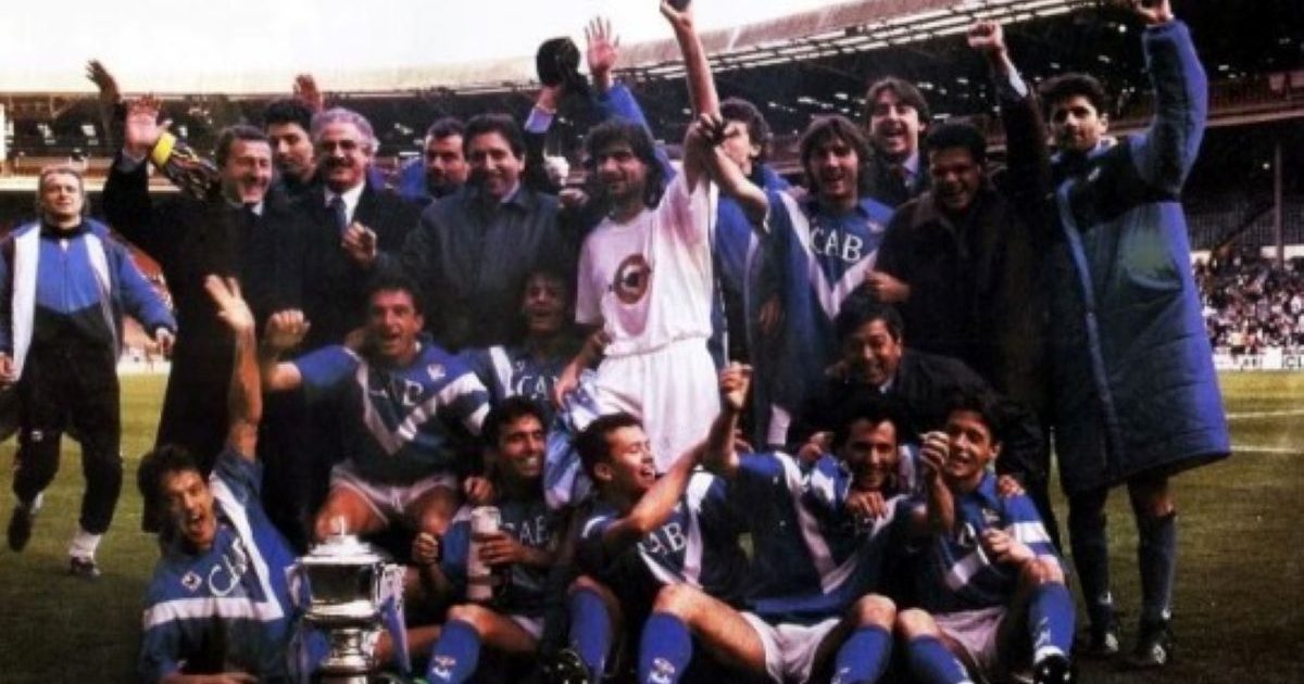 Mircea Lucescu urcă pe podiumul celor mai titrați antrenori din istorie Mircea Lucescu, antrenorul român cu o carieră impresionantă, se situează pe locul trei în clasamentul all-time al antrenorilor cu cele mai multe trofee câștigate