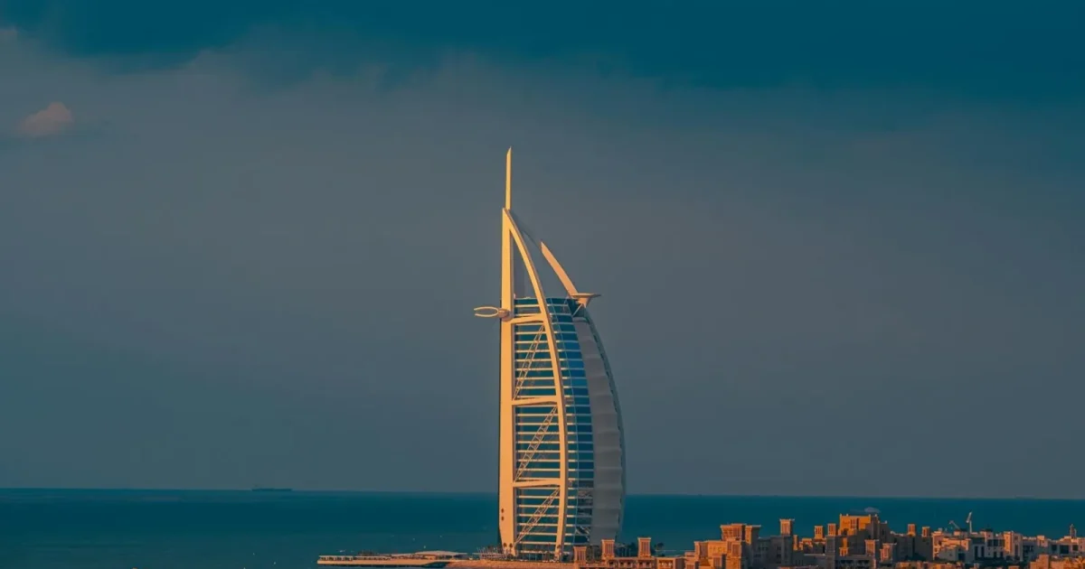 BREAKING: Hotelul BURJ Al Arab din Dubai, SINGURUL de 7 stele, se închide