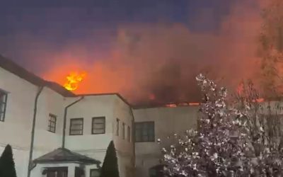 Incendiu violent la mănăstirea din Vâlcea: Pompieri din trei județe luptă cu flăcările