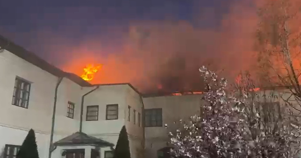 Incendiu violent la mănăstirea din Vâlcea: Pompieri din trei județe luptă cu flăcările