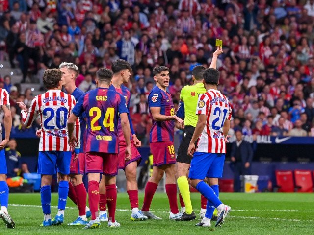 BARCELONA, CU UN PAS MARE SPRE TITLU, DUPĂ UN MECI CU SCANDAL LA MADRID FC Barcelona a învins pe terenul lui Atletico Madrid, scor 2-1, într-un meci tensionat din La Liga, marcat de o decizie controversată a arbitrului și de un cartonaș roșu anulat după intervenția VAR
