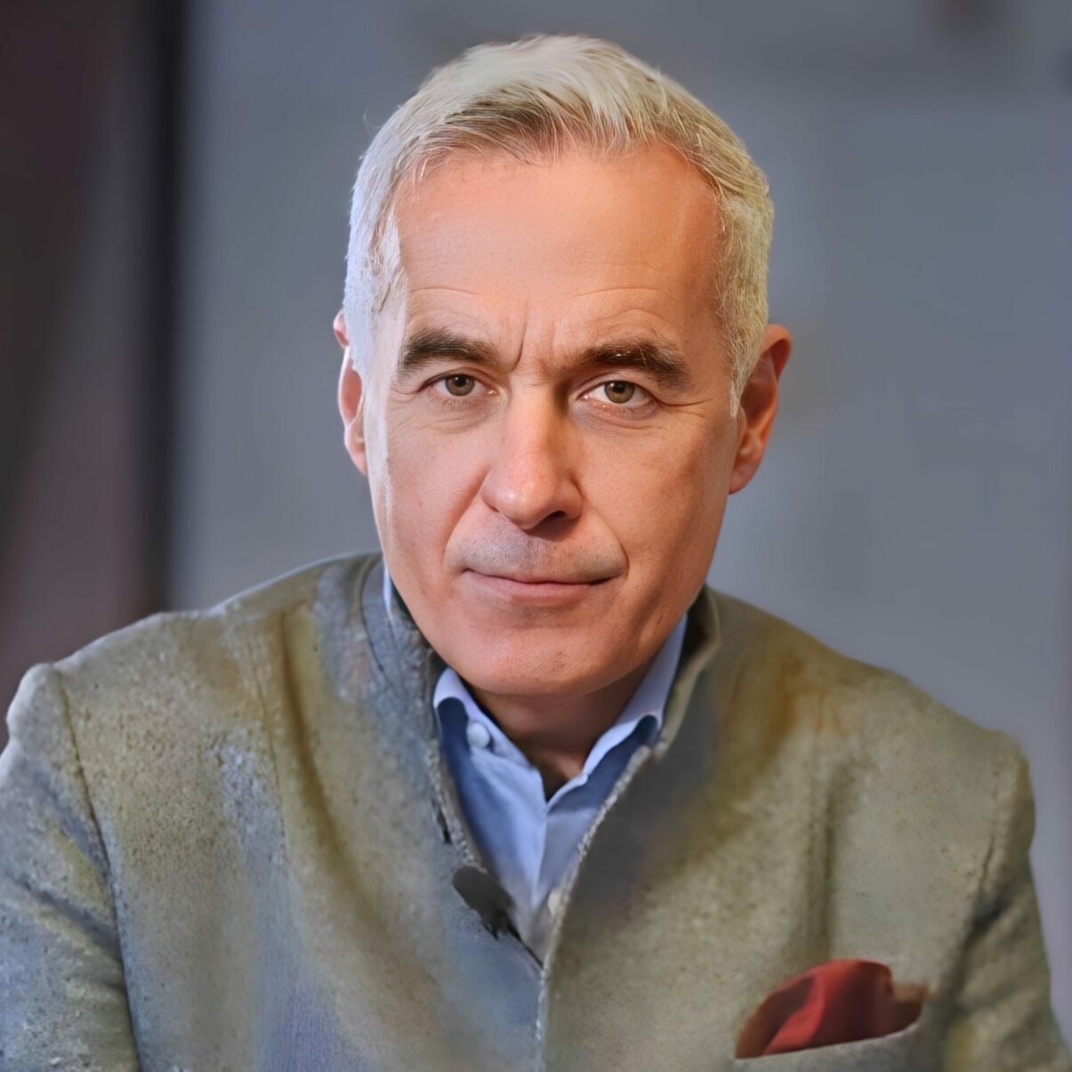 Călin Georgescu critică retragerea licenței Realitatea Plus, legând-o de anularea alegerilor din 2024nn Fostul candidat la președinție, Călin Georgescu, a reacționat dur la decizia Consiliului Național al Audiovizualului (CNA) de a retrage licența postului de televiziune Realitatea Plus