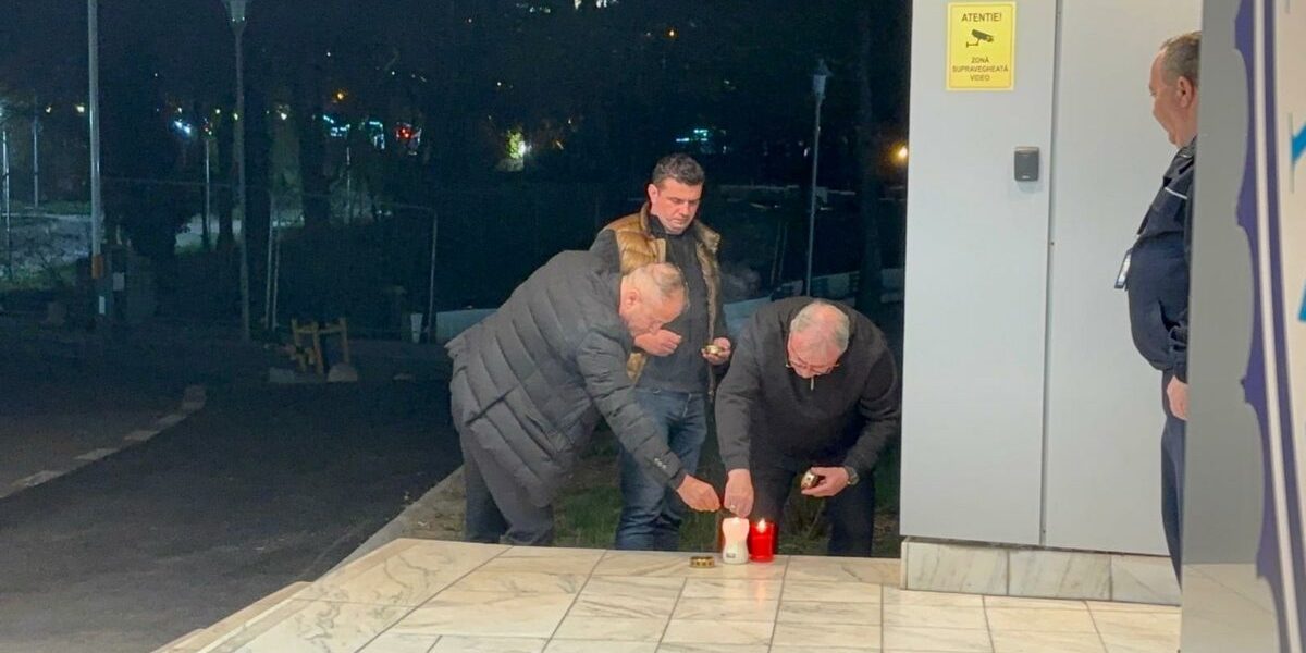 Candele aprinse în fața Spitalului Universitar București