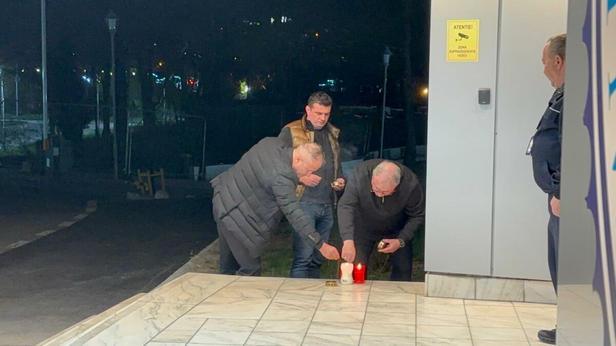 Primele candele au fost aprinse marți seara în fața Spitalului Universitar de Urgență din București, în semn de omagiu pentru Mircea Lucescu, antrenorul de legendă al fotbalului românesc, care s-a stins din viață