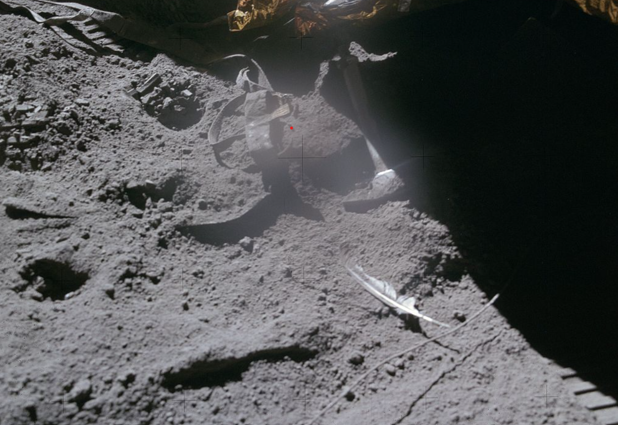 O pană de șoim și un ciocan, lăsate să cadă pe Lună: un experiment științific ce a confirmat legile lui Galileo Galilei O imagine celebră din timpul misiunii Apollo 15, surprinsă în 1971, arată un astronaut, David Scott, pe suprafața lunară, ținând într-o mână o pană și în cealaltă un ciocan geologic