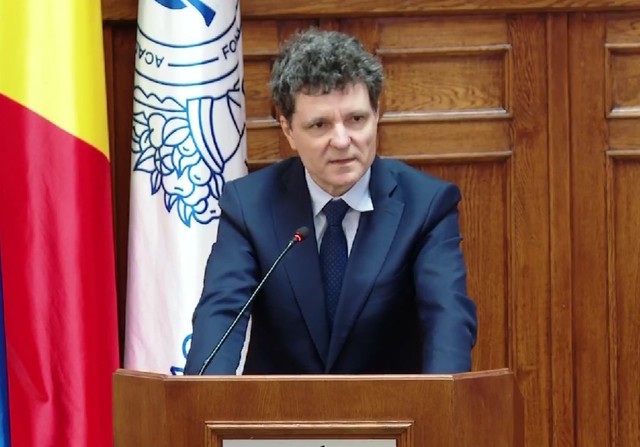 Nicuşor Dan: Tinerii, învăţaţi să acceseze credite şi să investească