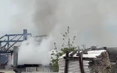 Incendiu puternic în Cluj: Arde o vopsitorie auto și o casă – VIDEO