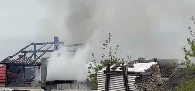 Incendiu puternic în Cluj: Arde o vopsitorie auto și o casă – VIDEO