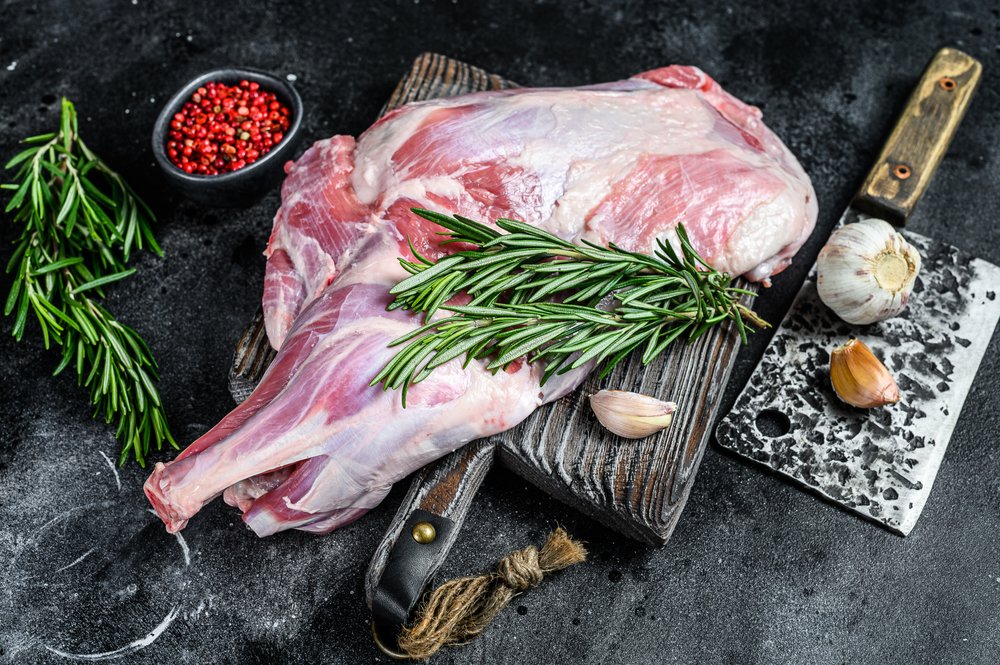 Carnea de miel, vedeta meselor festive, necesită o atenție sporită la alegere pentru a garanta o experiență culinară reușită