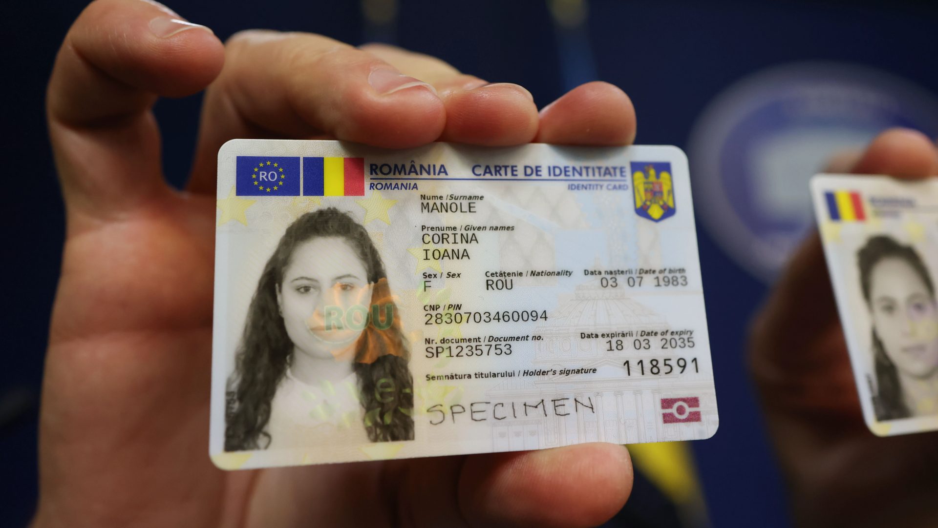 BULETINUL ELECTRONIC, O EXPERIENȚĂ FRUSTRANTĂ PENTRU ROMÂNI: INSTITUȚIILE NU SE ADAPTEAZĂ DIGITALIZĂRII Bucuria digitalizării, promisă de buletinul electronic, se transformă adesea într-o frustrare pentru mulți români