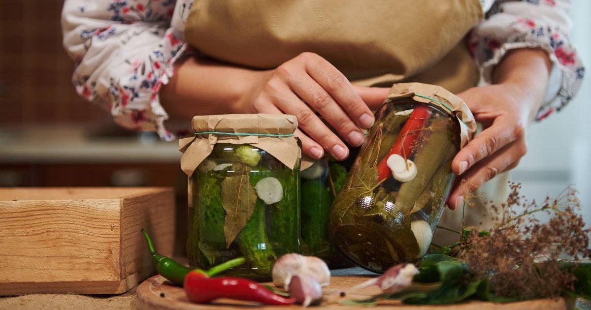 Uite secretul bunicii! Ce pui în borcan ca să ai castraveți murați crocanți