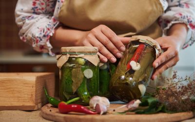 Uite secretul bunicii! Ce pui în borcan ca să ai castraveți murați crocanți