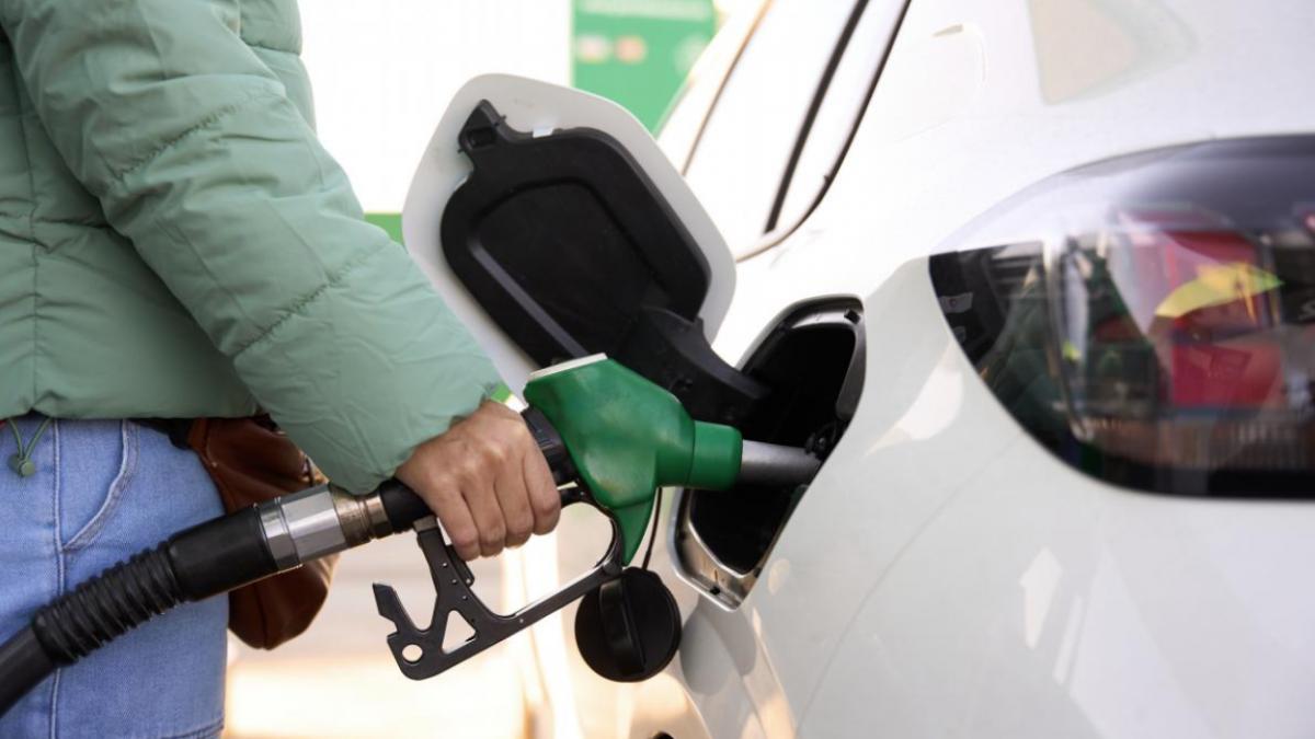 Motorina s-a ieftinit cu 36 de bani pe litru, marți, 7 aprilie, datorită reducerii accizei, însă efectul pozitiv a fost parțial anulat de creșterea cotațiilor internaționale la combustibili