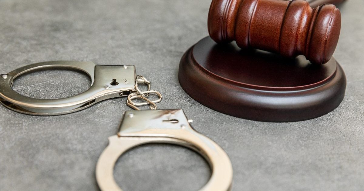 Nouă bărbați și o femeie din România au furat 160.000 de euro din Austria