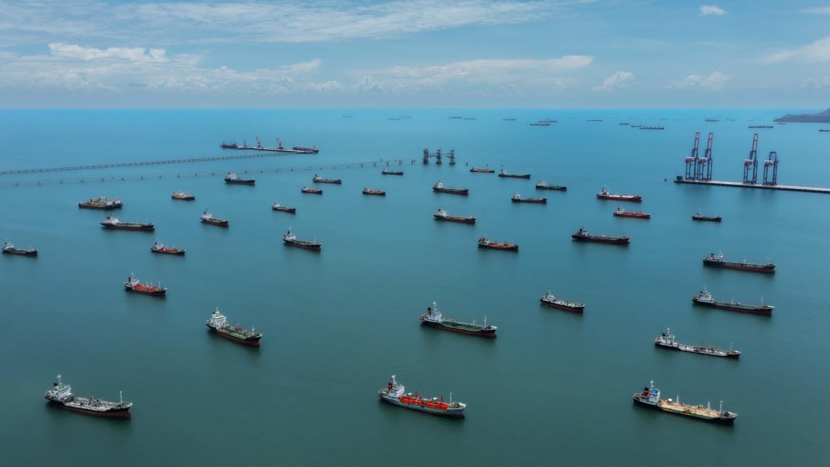 După anunțul unui armistițiu între SUA și Iran, primele nave au început să traverseze Strâmtoarea Ormuz, o arteră vitală pentru transportul maritim global