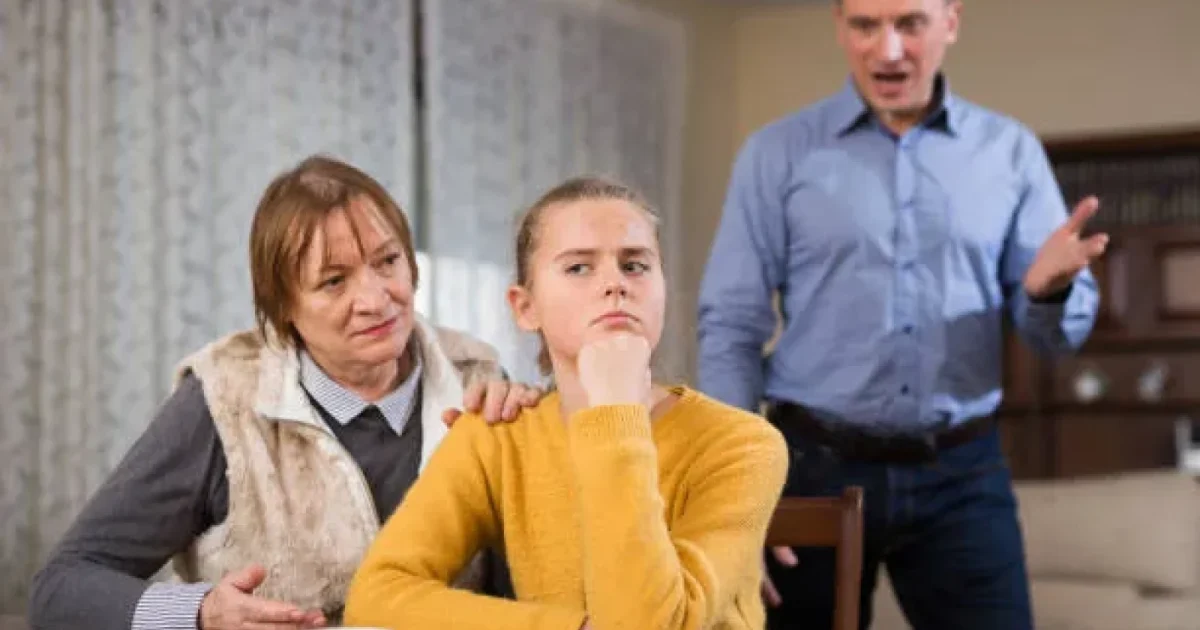 Tineri, tot mai dependenți financiar de părinți: Ce spun experții