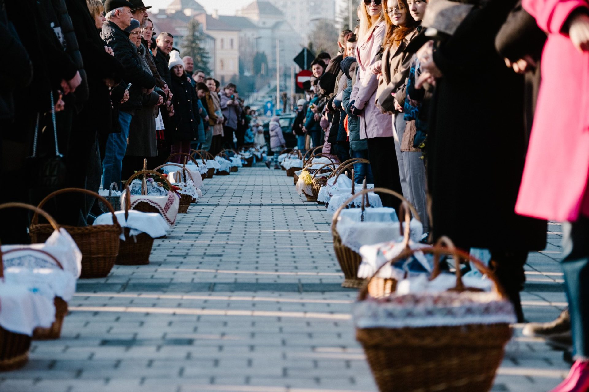 Mii de credincioși au participat duminică, în centrul municipiului Miercurea-Ciuc, la tradiționala ceremonie de sfințire a bucatelor cu ocazia Paștelui Catolic