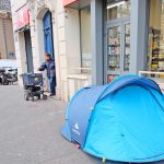 Omorul de Crăciun: Cerșetorul din fața magazinului a fost angajat. Continuă să doarmă în cort