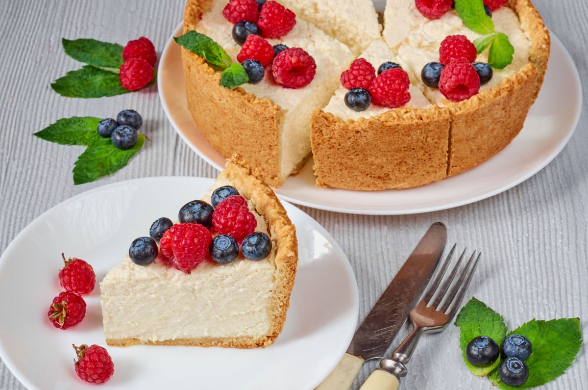 Tarta cu Cremă de Brânză, Desertul Salvator pentru Sărbătorile Aglomerate Vremea sărbătorilor aduce cu sine un program încărcat și nevoia de a pregăti mese festive