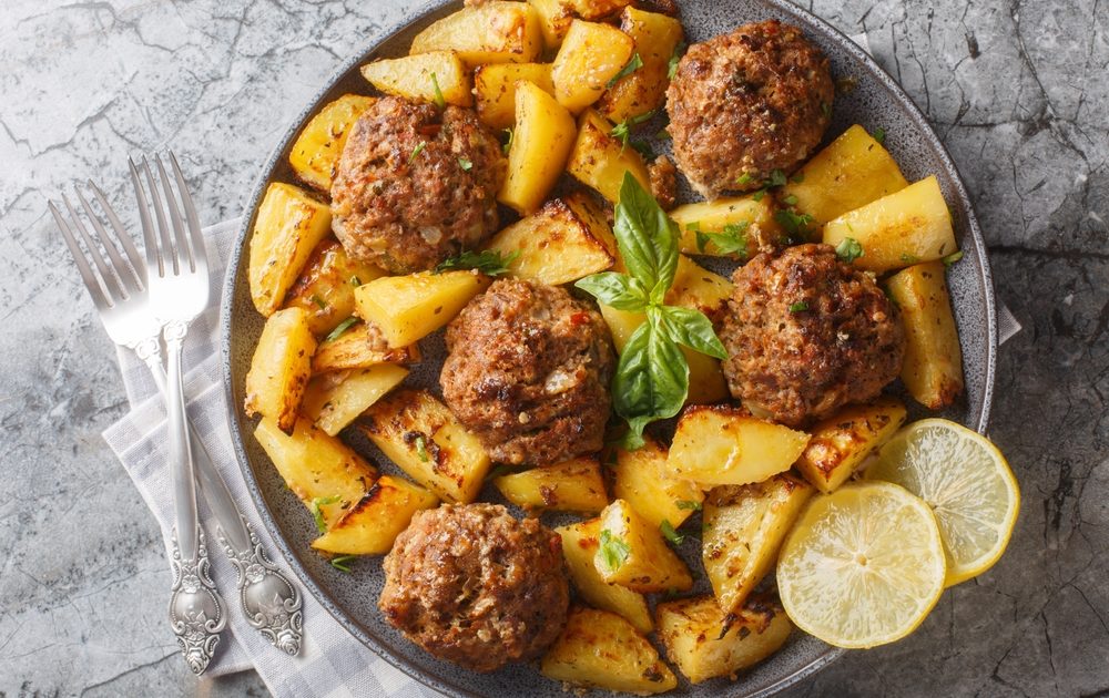 Chiftele grecești ca la mama acasă: Rețeta SECRETĂ, vedeta cuptorului