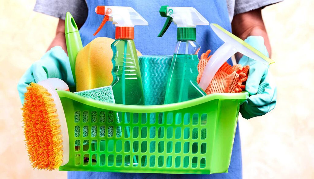 Pericol mortal sub chiuvetă: 240.000 de copii ajung la Urgențe din cauza detergenților