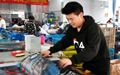 Autoritățile vamale din HONG KONG au confiscat aproape 10.000 de tricouri de fotbal contrafăcute, într-o operațiune specială menită să stopeze afacerile ilegale cu produse sportive false
