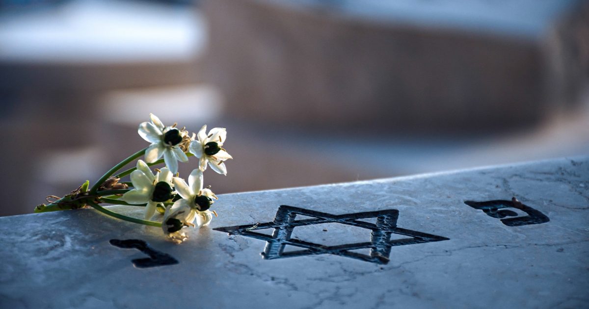 Vandalism șocant în Reghin: Cimitirul Evreiesc, profanat de Paște