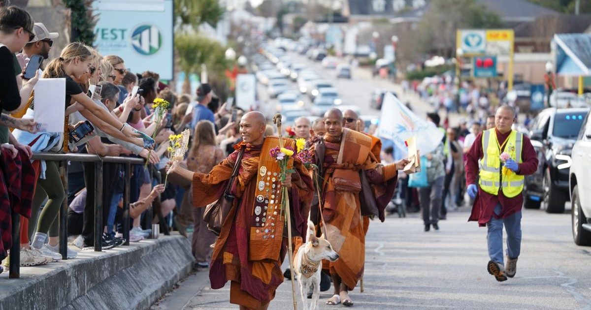 Budiști americani și cățelul-vedetă, la Marșul pentru Pace în SRI Lanka