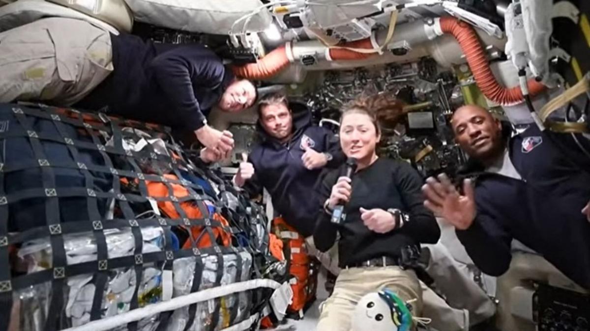 Astronauții de pe nava spațială Orion, în cadrul misiunii Artemis II, au experimentat viața într-un spațiu de dimensiunea a două minivanuri, cu provocări neașteptate, de la probleme cu toaleta până la preferințe culinare și momente de relaxare