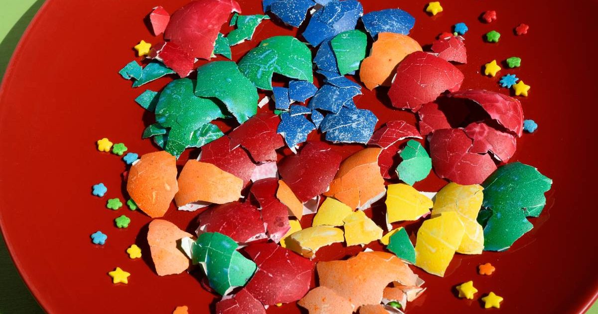 Nu arunca cojile de ouă! Secretul „ceaiului” miraculos pentru grădina ta