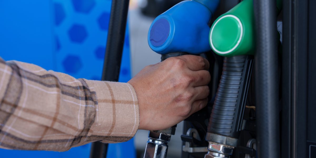 combustibil-petrol-pompa-motorina-Shutterstock.jpg - NewsFactor