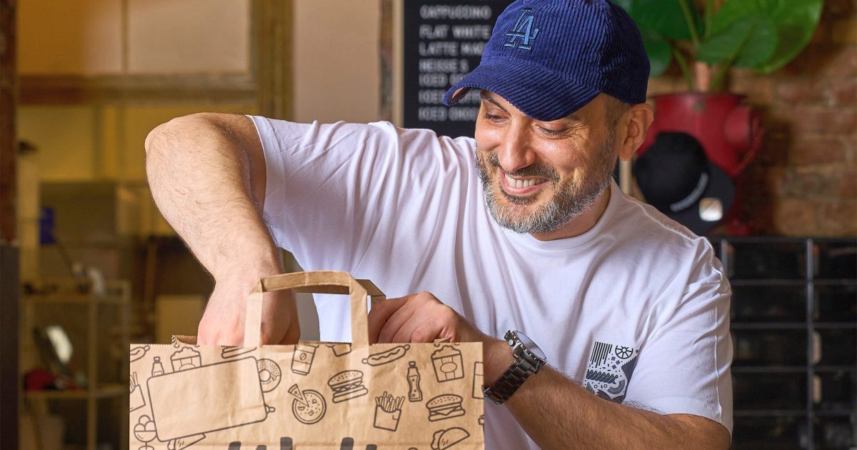 Burgerii detronează drobul de Paște: Ce comandă România prin aplicații