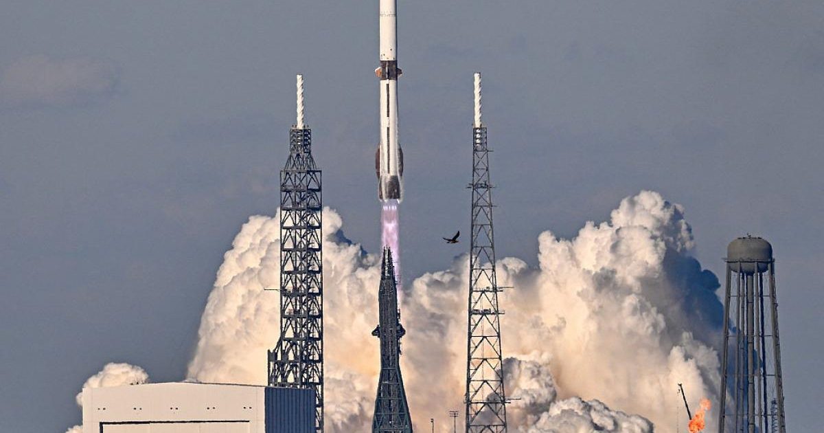 Blue Origin dă lovitura: Racheta cu motor reutilizabil, lansată pentru prima dată