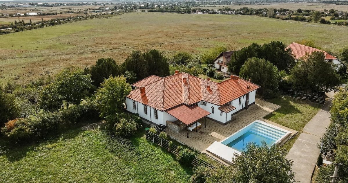 Oază de lux lângă București: Conac boieresc cu piscină, scos la vânzare cu 450.000 euro